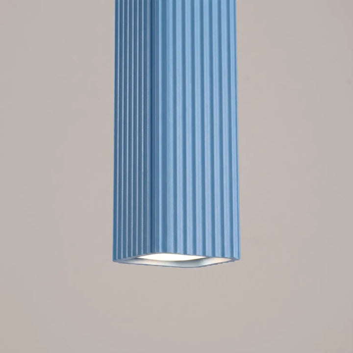 Suspension Rayo bleu azur à tube cannelé, détail des cannelures
