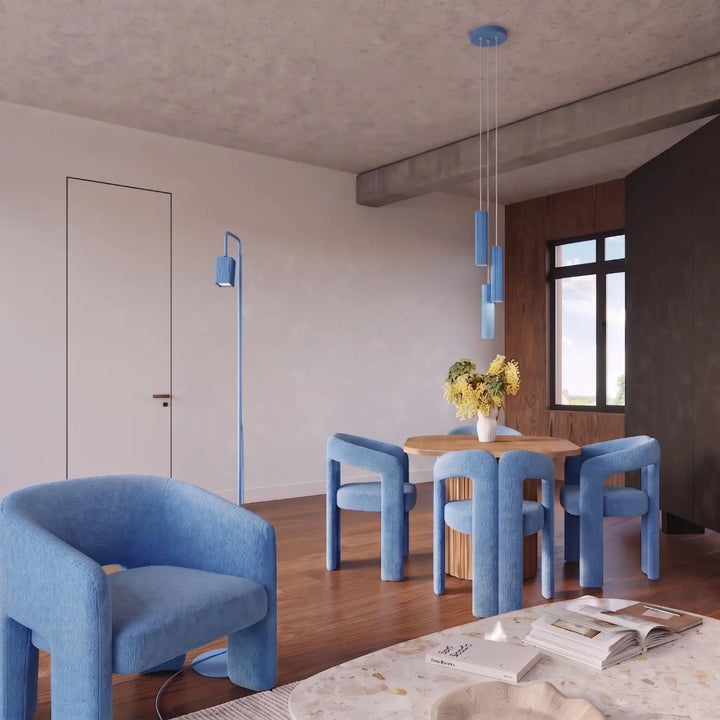 Suspension Rayo bleu azur à tube cannelé dans une salle à manger
