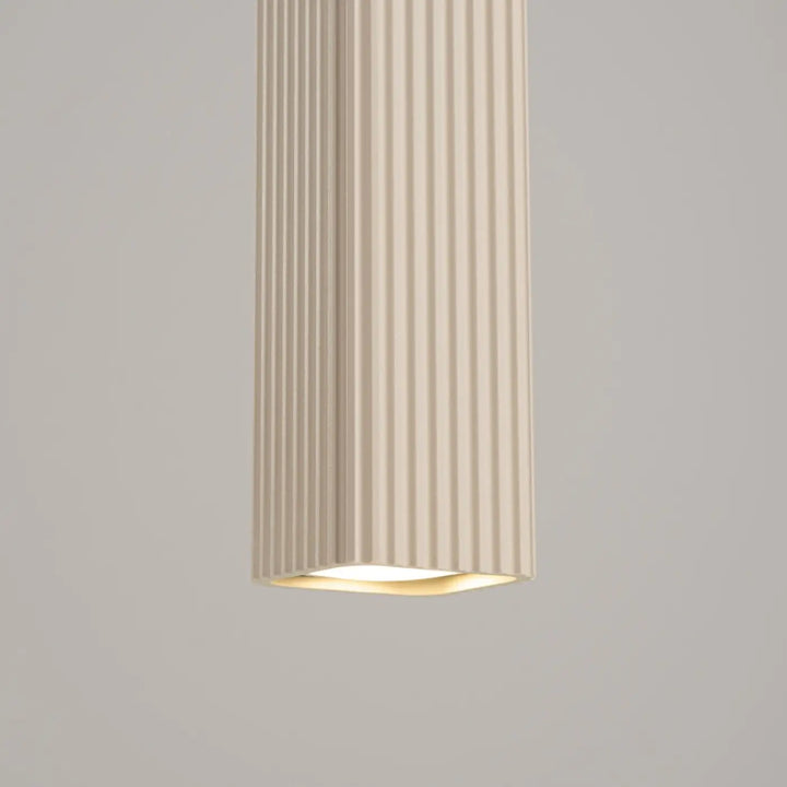 Suspension Rayo beige à tube cannelé, détail des cannelures