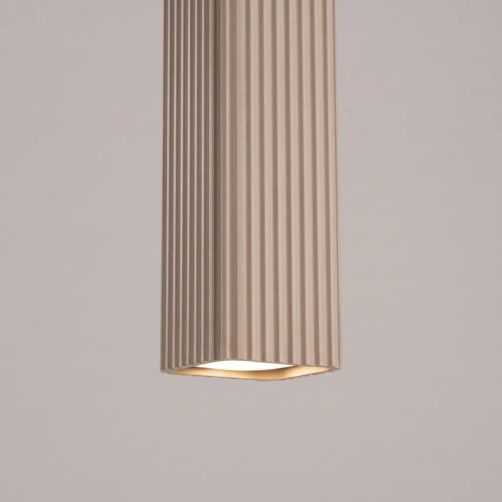 Suspension Rayo taupe à tube cannelé, détail des cannelures