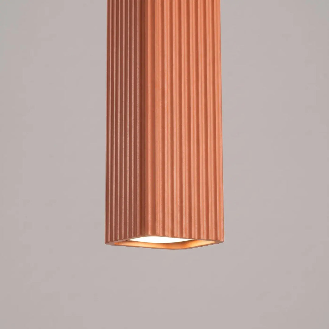 Suspension Rayo ocre rouge à tube cannelé, détail des cannelures