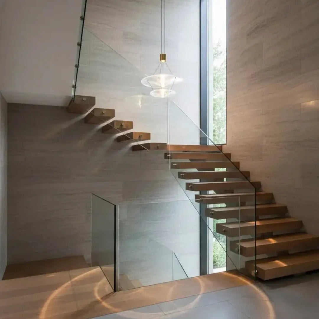 Escalier flottant moderne avec marches en bois et garde-corps en verre soufflé verres de la suspension venise
