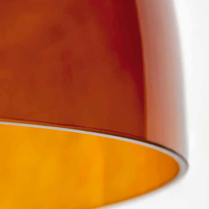 Détail de l'abat-jour en verre ambré de la suspension Levels #couleur_orange