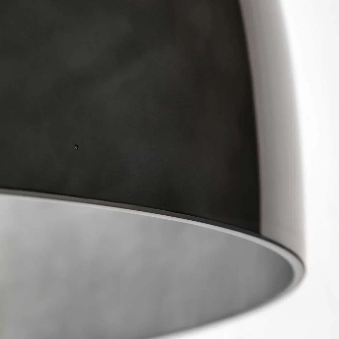 Détail de l'abat-jour en verre fumé de la suspension Levels #couleur_gris