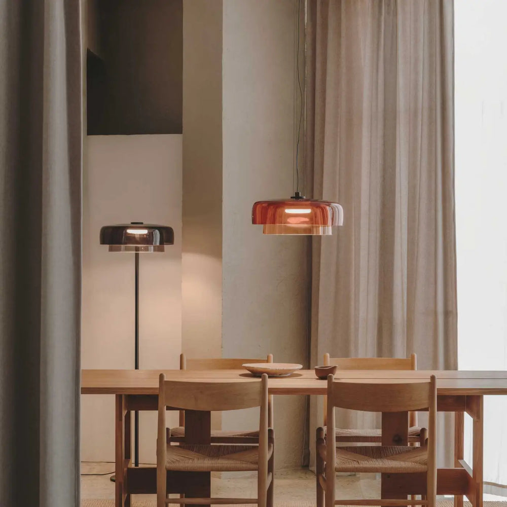Suspension Levels en verre fumé dans un intérieur