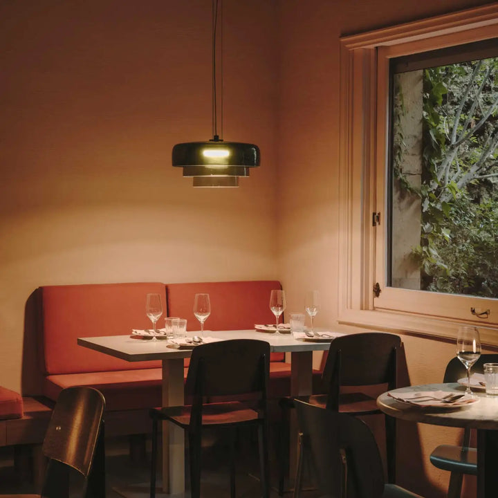 Ambiance avec la suspension Levels 3 en verre vert #couleur_vert