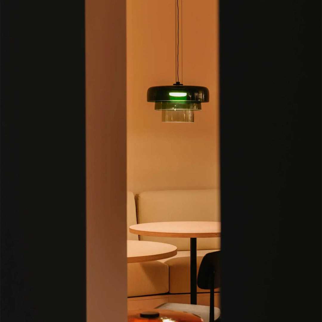 Suspension Levels 3 en verre vert et corps noir dans un intérieur #couleur_vert