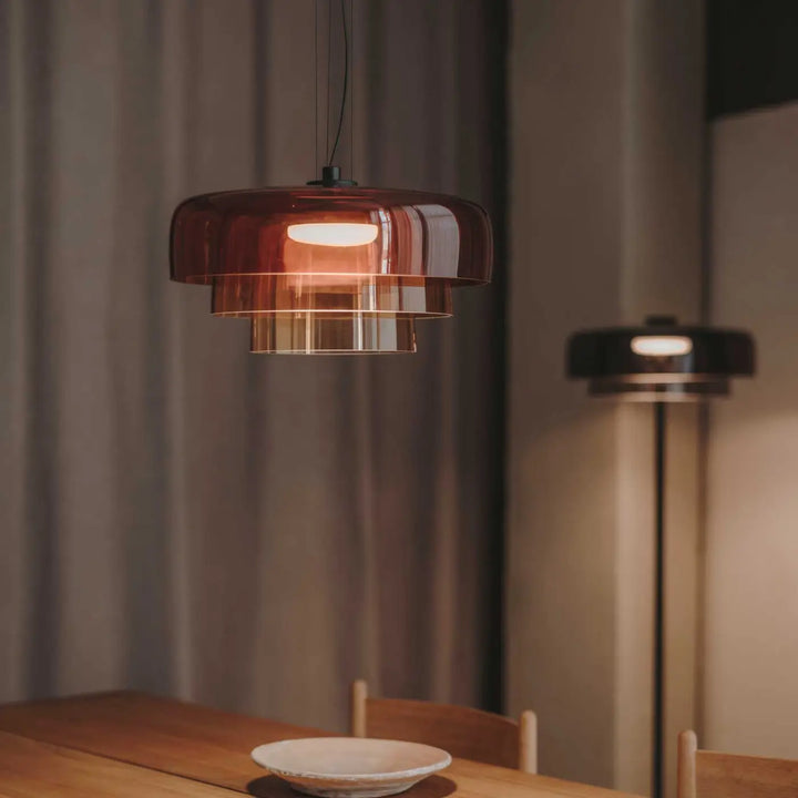 Suspension Levels en verre fumé dans un intérieur #couleur_gris