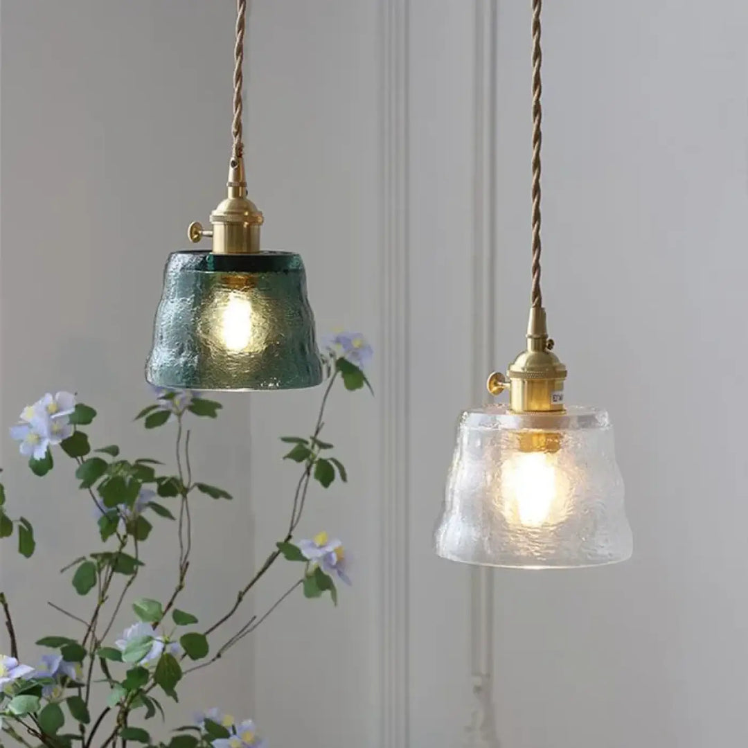 Suspension luminaire nais avec deux suspensions vintage en verre texturé teal et clair et corde torsadée en laiton