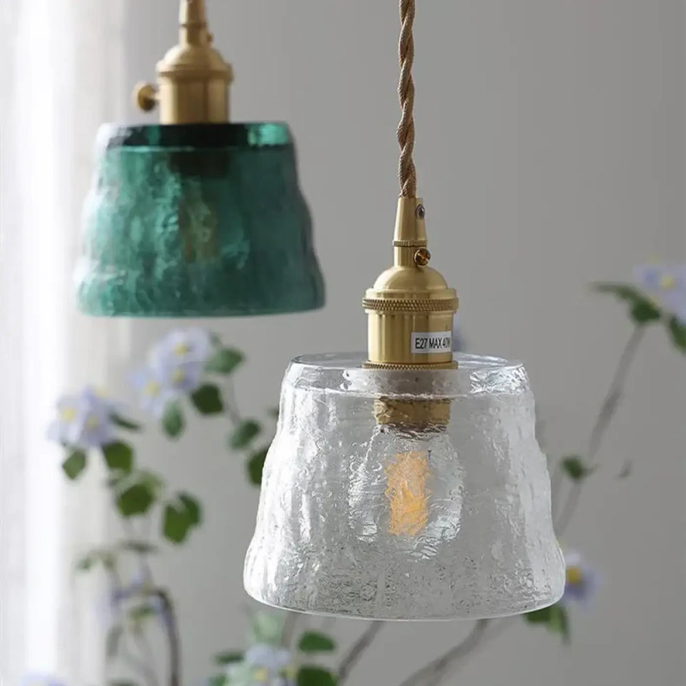 Suspension lumineuse nais en verre texturé avec finition laiton et cordon torsadé design rétro vintage