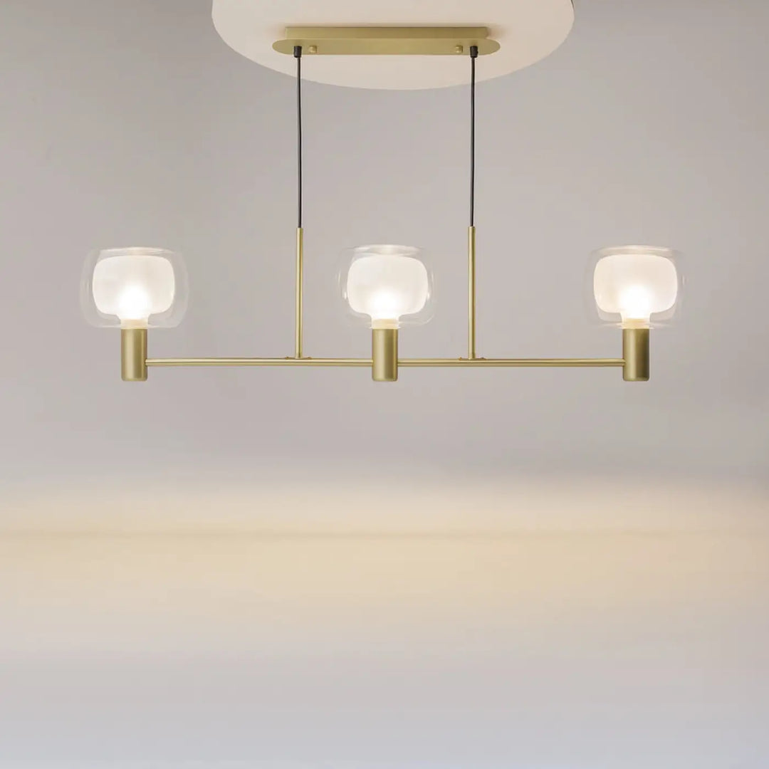 Suspension vision ligne dorée en laiton avec trois globes en verre dépoli style art déco suspendue par cordons noirs