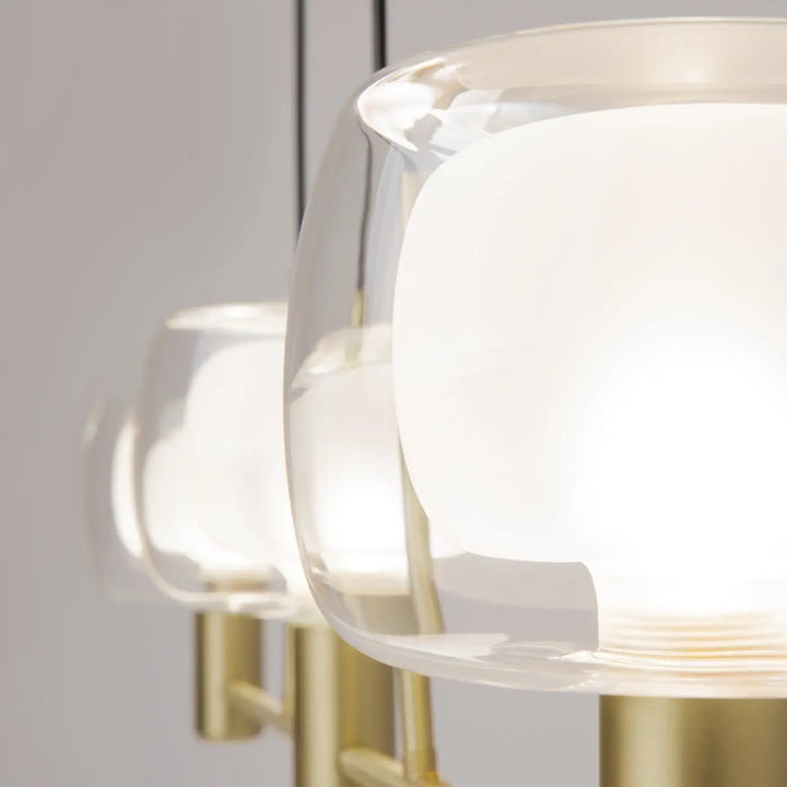 Suspension vision art déco avec bras métal finition ligne dorée et abat-jours en verre dépoli pour éclairage moderne