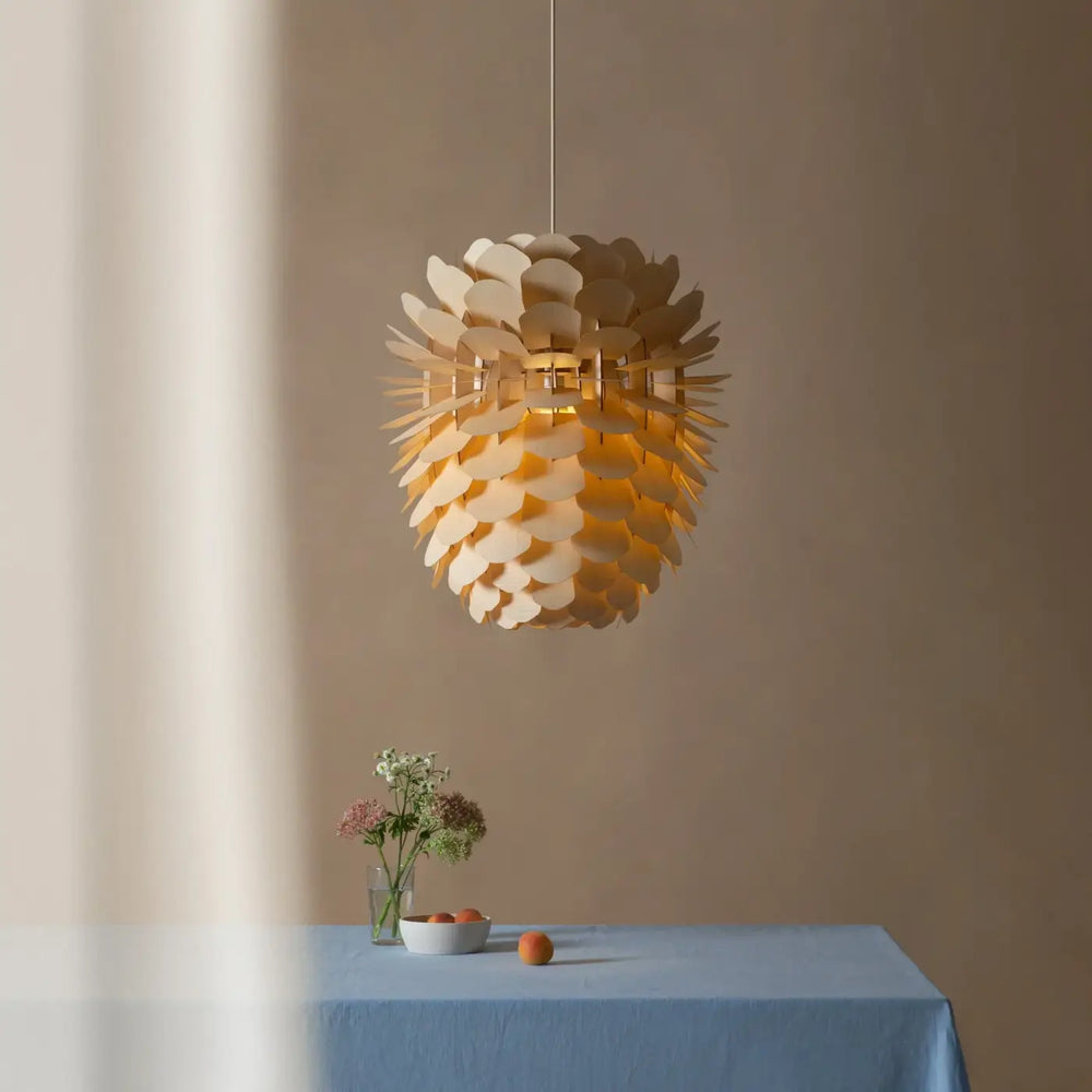 Suspension Zappy en frêne de Schneid Studio au-dessus d'une table
