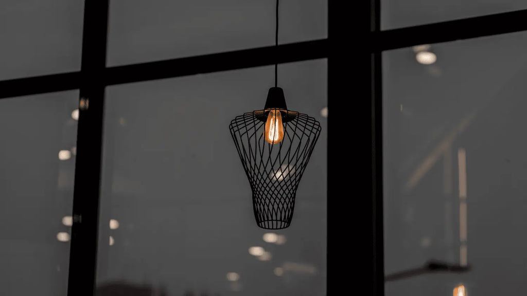 1. Quelle suspension en métal noir choisir pour un intérieur moderne ?
