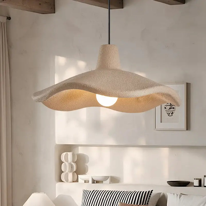 Suspension luminaire beige en forme de pétale design naturel