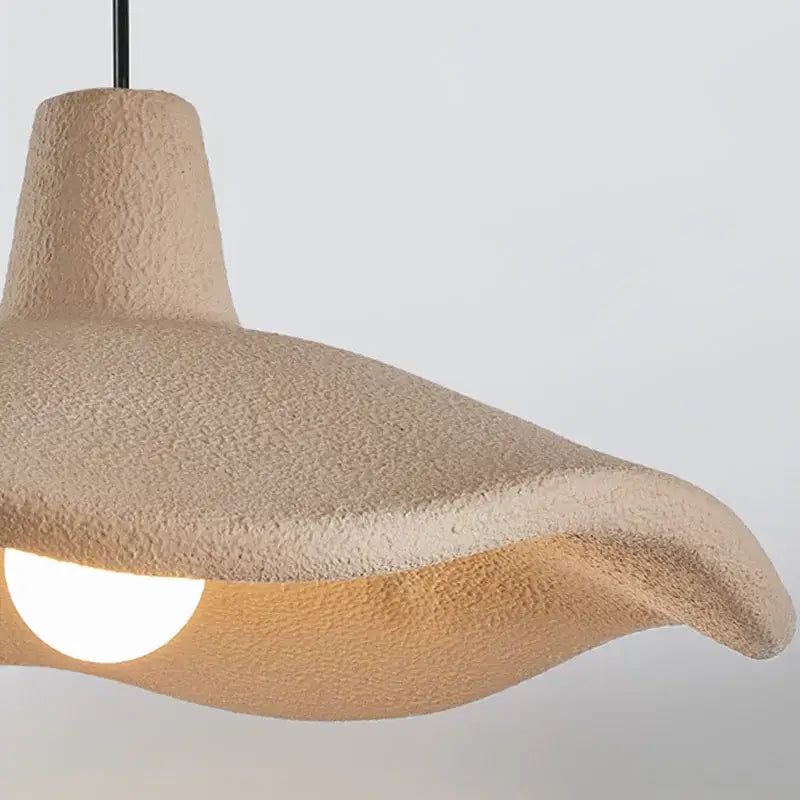 Suspension luminaire beige en forme de pétale design naturel