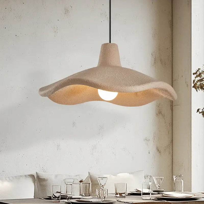 Suspension luminaire beige en forme de pétale design naturel