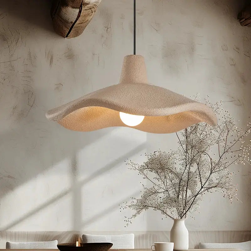 Suspension luminaire beige en forme de pétale design naturel