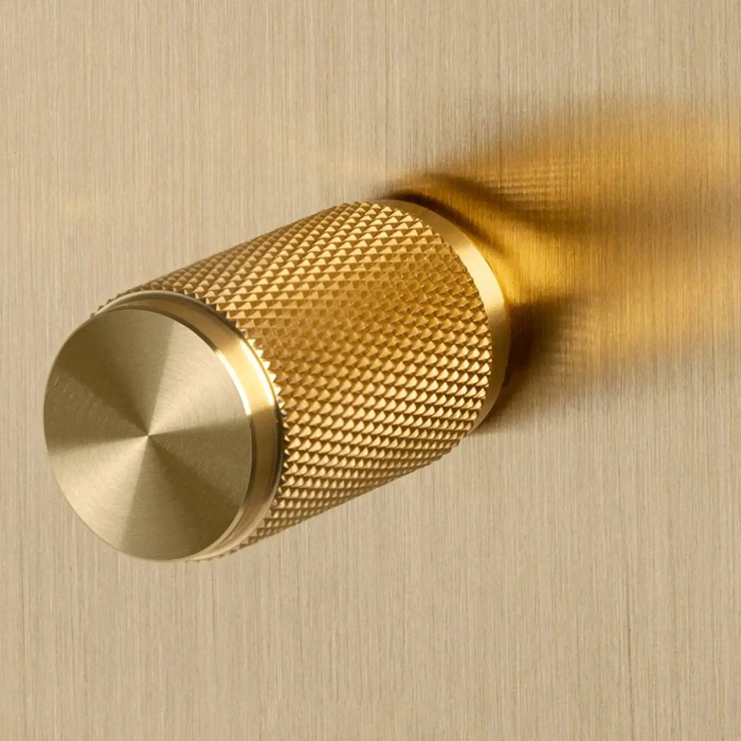 Détail du variateur Dimmer à gravure quadrillée en laiton #couleur_dor