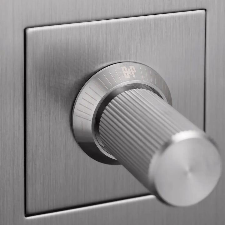 Détail du variateur Dimmer à gravure alignée en acier #couleur_argent