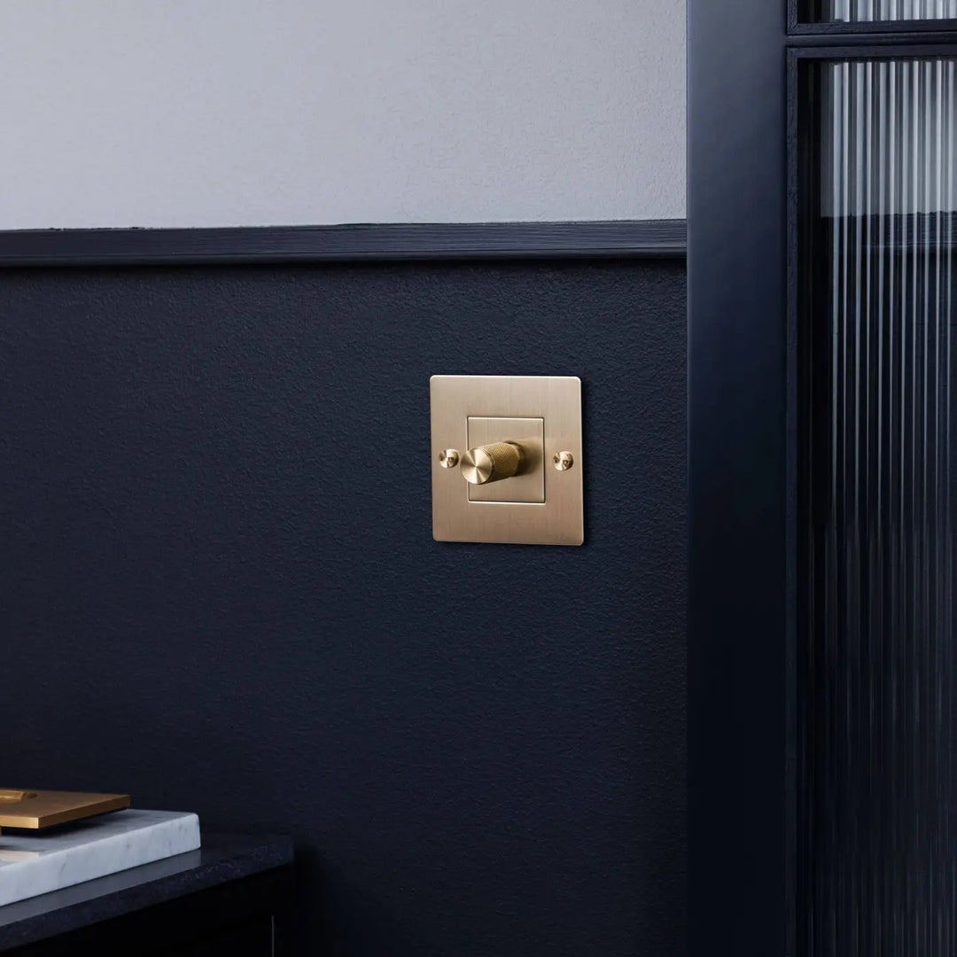 Variateur Dimmer à gravure quadrillée en laiton sans logo dans un intérieur #couleur_dor