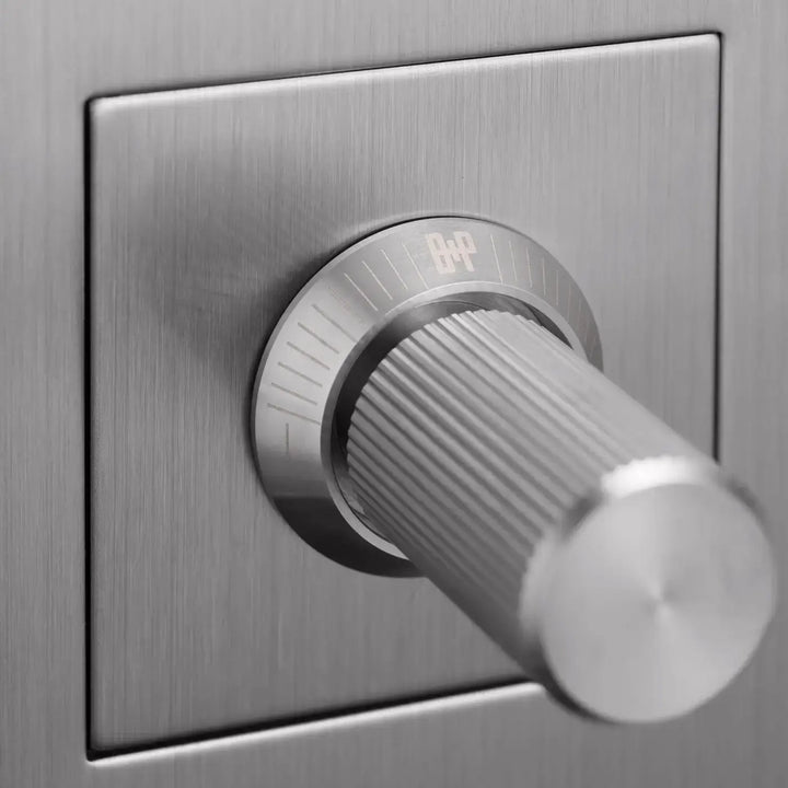 Détail du variateur Dimmer à gravure alignée en acier #couleur_argent