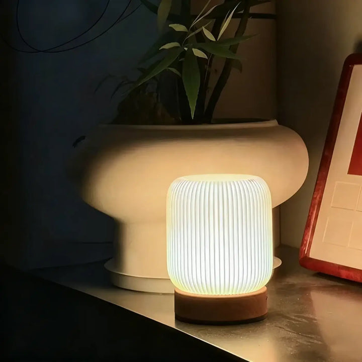 Veilleuse moderne flamara à lumière douce warm white avec base en bois pour une ambiance cocooning