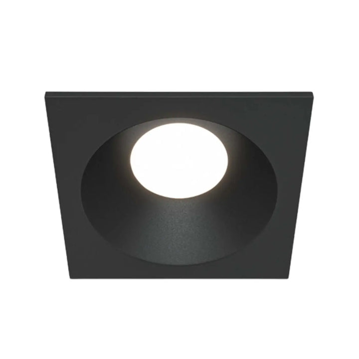 Zoom spot encastré carré protégé en acier noir avec finition mate et centre lumineux circulaire pour projections d’eau